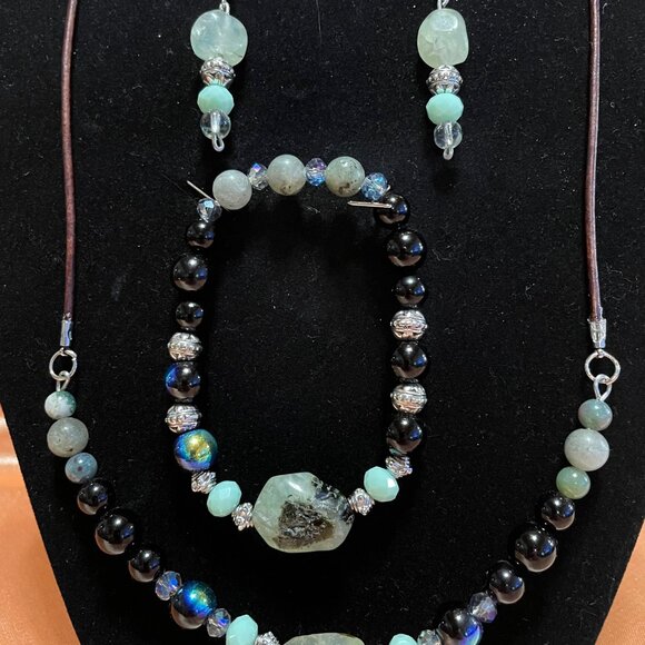 Handmade 20" beaded necklace, beaded bracelet and earing set. - Picture 2 of 2